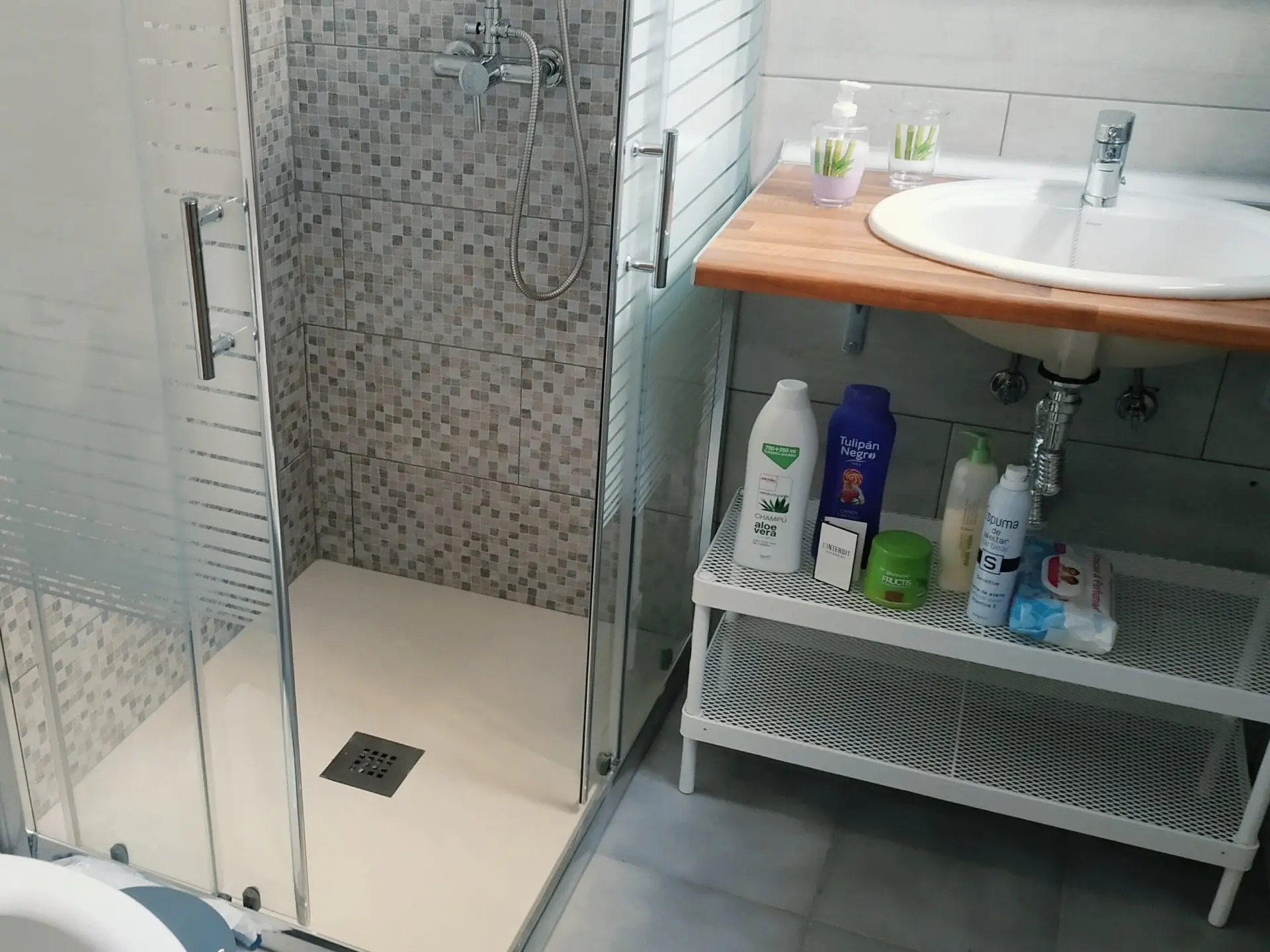 Burrero_beach_stay_Sunshine_bathroom_1